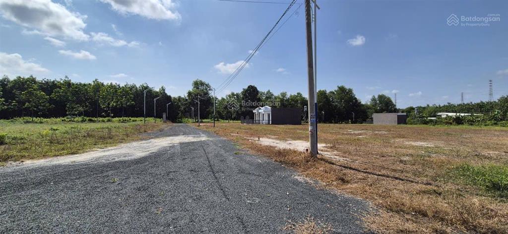 Kẹt tiền bán gấp 400m2 (10x40m), thổ cư 100m2, kế bên khu công nghiệp becamex, dân cư đông