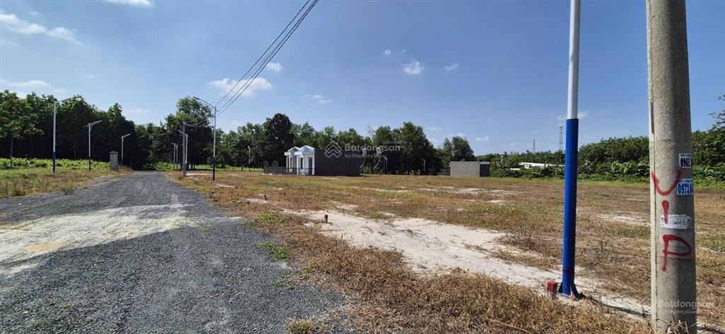 Kẹt tiền bán gấp 400m2 (10x40m), thổ cư 100m2, kế bên khu công nghiệp becamex, dân cư đông
