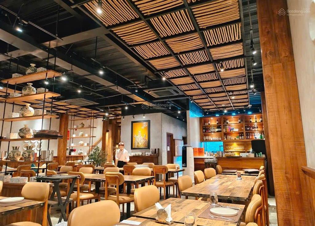 Bán căn nhà mặt tiền nguyễn văn thoại có dòng tiền, ngang 9m1, sát biển mỹ khê.  0905 982 ***