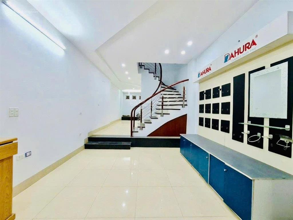 Bán nhà phố ngụy như kon tum, ô tô đỗ cửa, ngõ thông tứ tung, kinh doanh, 50m2*mt4,2m giá 17,9 tỷ