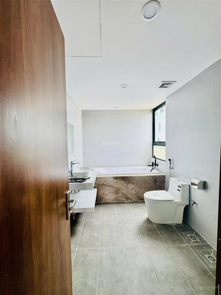 Chính chủ cho thuê tòa nhà vp cổ linh,long biên,nhà mới thiết kế thông sàn vp, dt100m2*8t thang máy