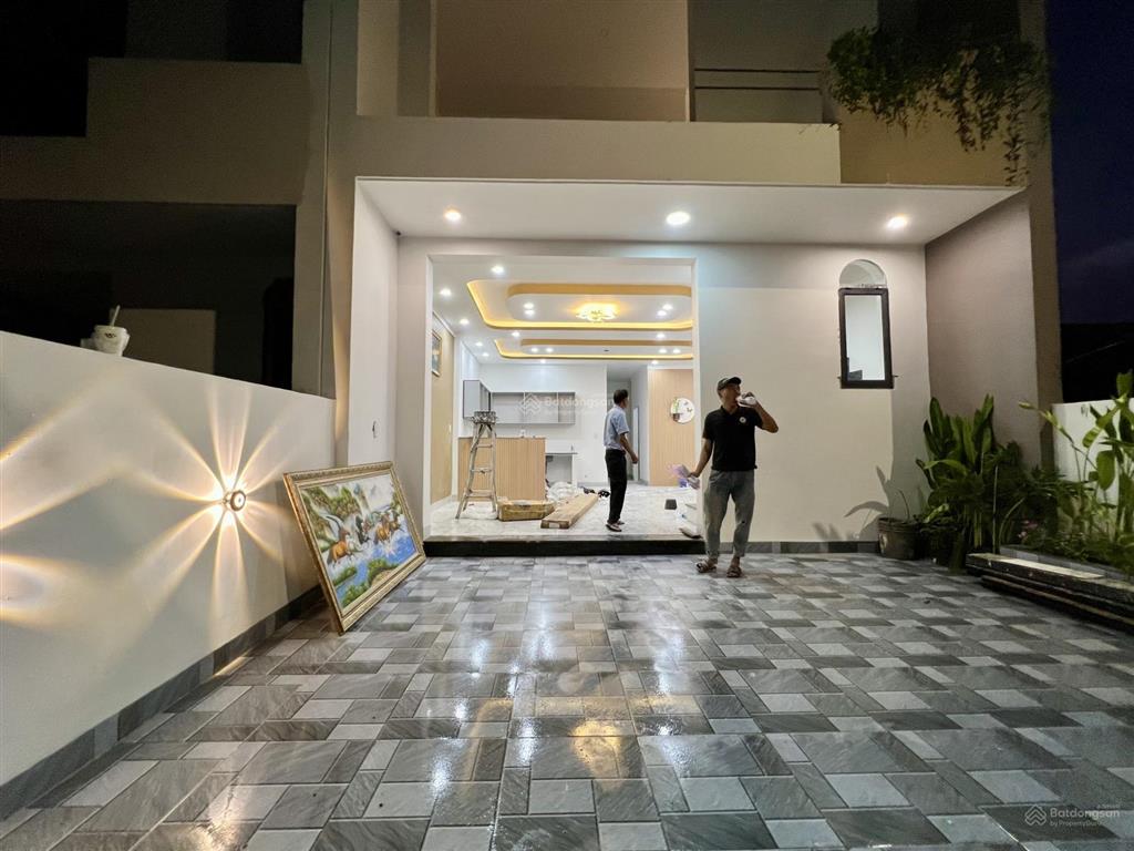 Bán nhà phố liền kề ngang 6m cực hiếm chỉ 30m ra quốc lộ 13 trung tâm bến cát sổ hồng riêng