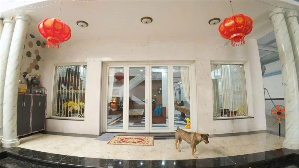 Chính chủ cho thuê nhà 12x25m, 1 trệt 2 lầu  full nội thất, vị trí đẹp gần chợ, trường, bệnh viện