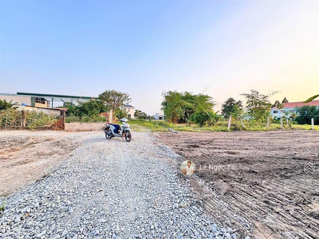 Đất sau lưng uỷ ban đức hoà đông 6x23m giá 950tr