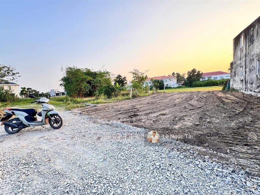 Đất sau lưng uỷ ban đức hoà đông 6x23m giá 950tr