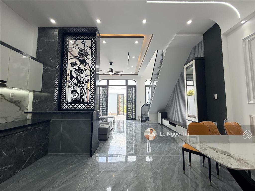 Nhà sát chợ chiều 5x22m kết cấu 3 phòng ngủ 3 vệ sinh