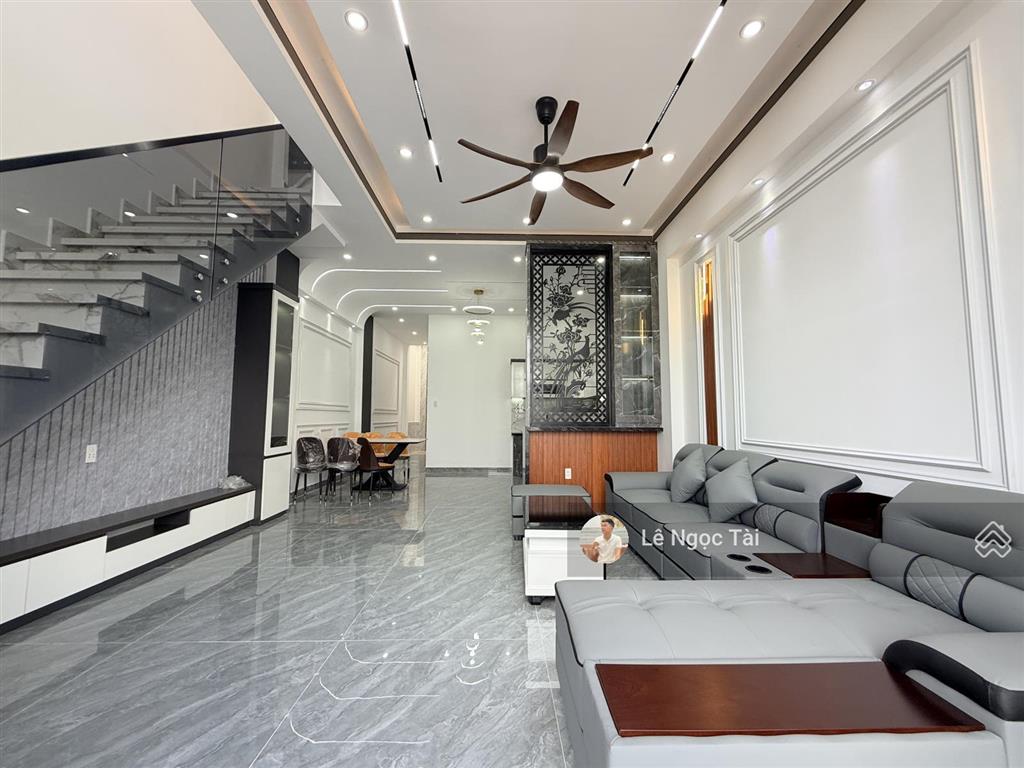 Nhà sát chợ chiều 5x22m kết cấu 3 phòng ngủ 3 vệ sinh