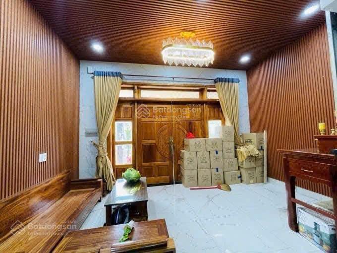 Ngay chợ lê văn việt  nhà 3 tầng  mặt tiền có thể kinh doanh  85m2  7,x tỷ tl