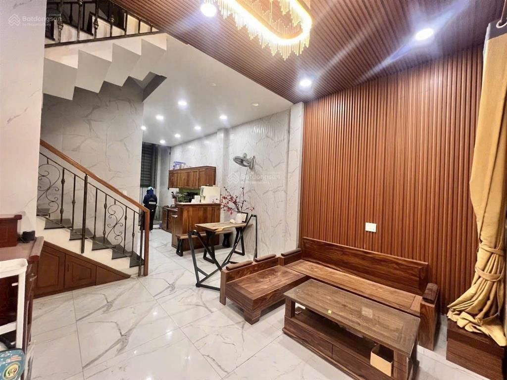 Ngay chợ lê văn việt  nhà 3 tầng  mặt tiền có thể kinh doanh  85m2  7,x tỷ tl