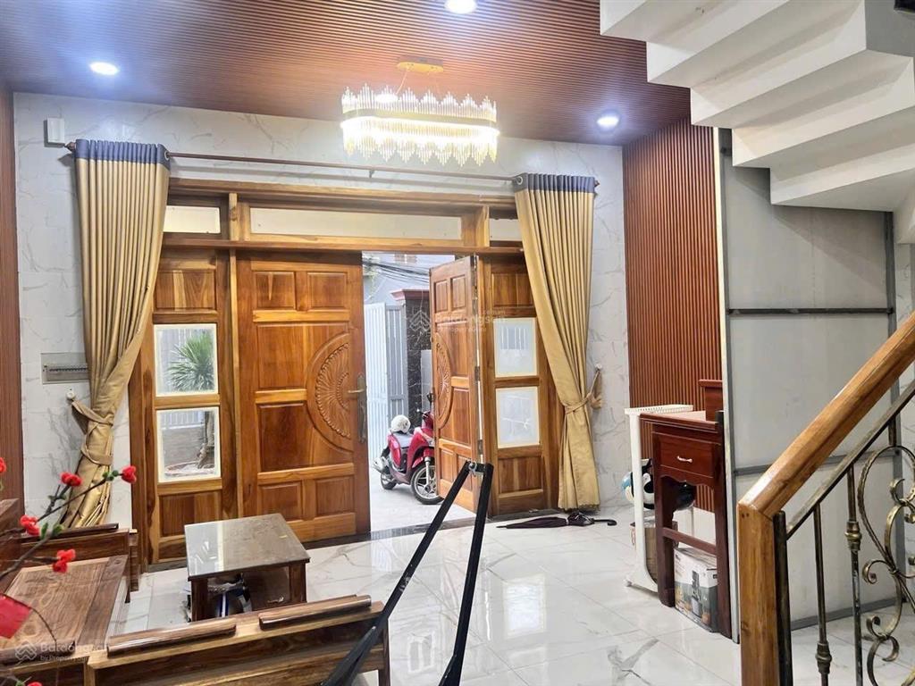 Ngay chợ lê văn việt  nhà 3 tầng  mặt tiền có thể kinh doanh  85m2  7,x tỷ tl