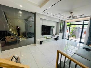 Ngay ngã 3 man thiện  lê văn việt. nhà 2 tầng rộng. 100m2. chỉ 6 tỷ 6 tl.