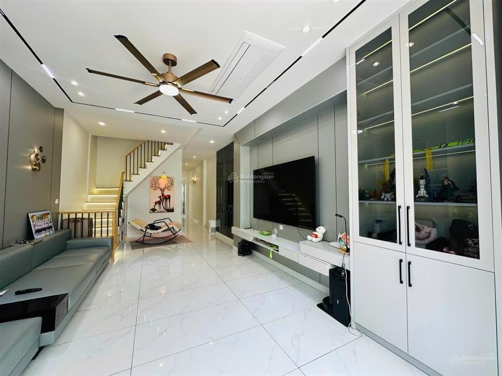 Ngay ngã 3 man thiện  lê văn việt. nhà 2 tầng rộng. 100m2. chỉ 6 tỷ 6 tl.