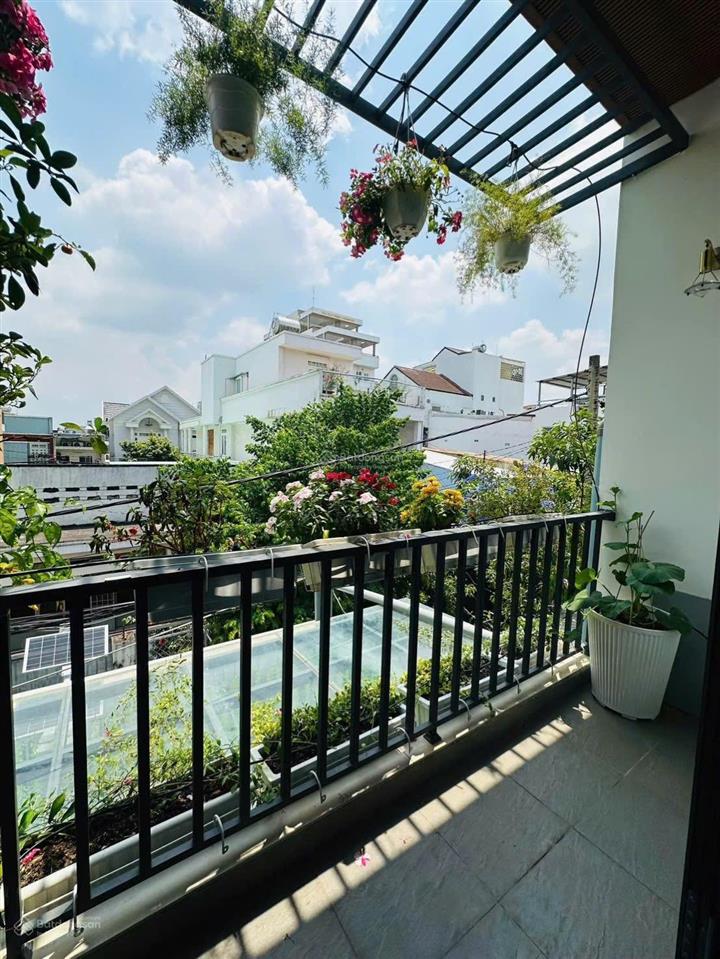 Ngay ngã 3 man thiện  lê văn việt. nhà 2 tầng rộng. 100m2. chỉ 6 tỷ 6 tl.