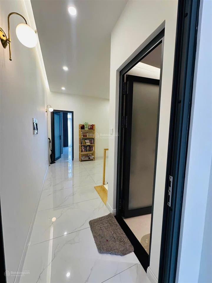 Ngay ngã 3 man thiện  lê văn việt. nhà 2 tầng rộng. 100m2. chỉ 6 tỷ 6 tl.