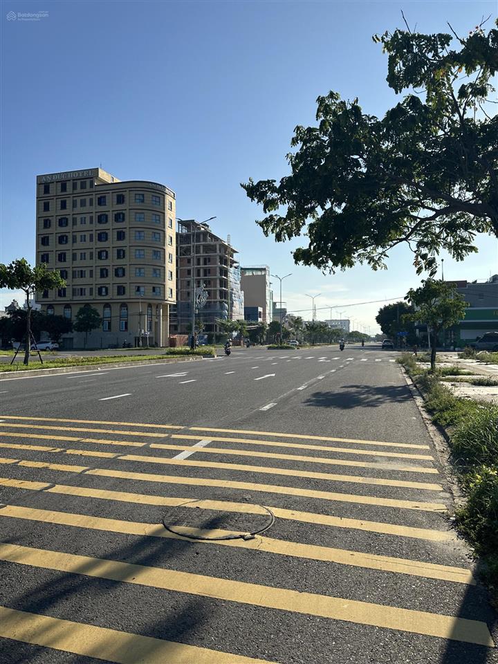Hàng vip ngay bãi tắm sơn thủy lô saphia 140m