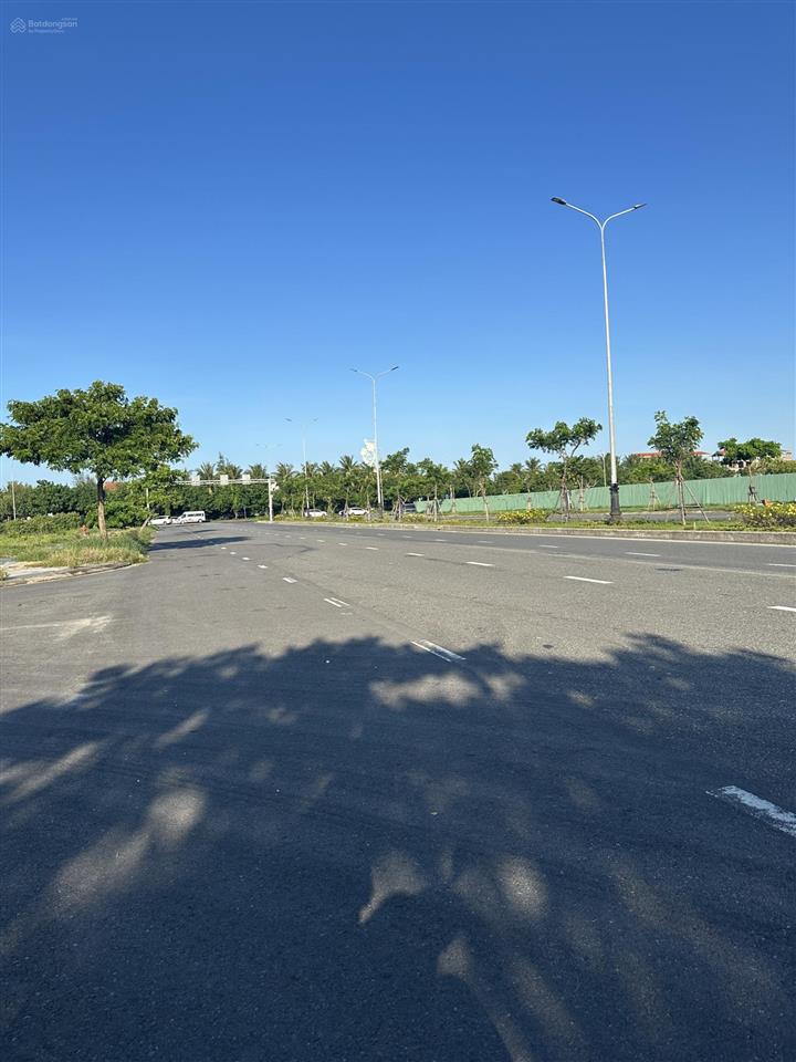Hàng vip ngay bãi tắm sơn thủy lô saphia 140m
