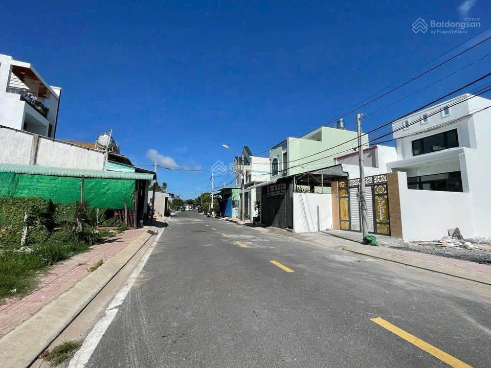 Bán gấp lô đất mặt tiền đường nhựa ngay nguyễn văn khạ, 120m2 thổ cư, shr, gía chỉ 1.25 tỷ