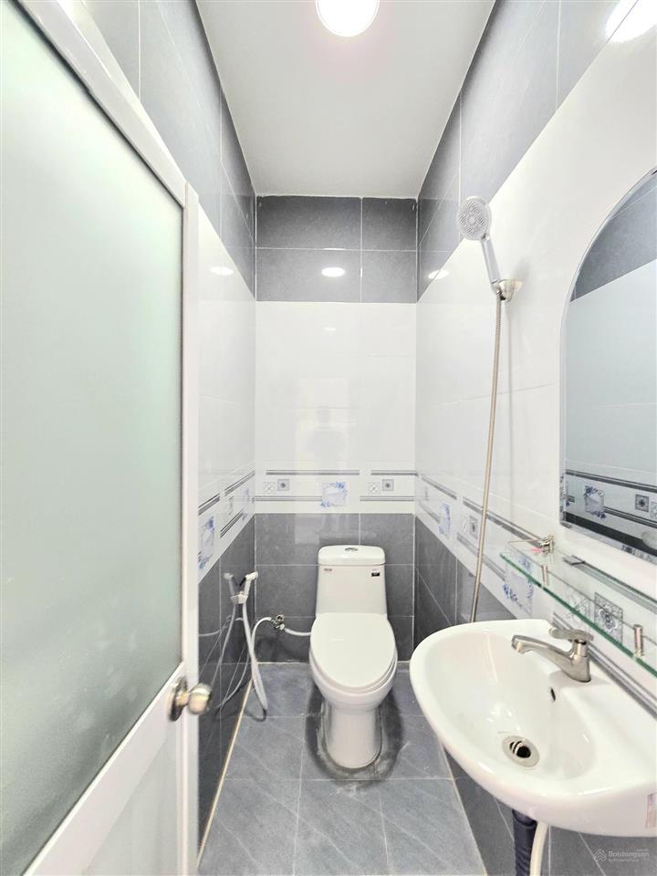 Nhà đẹp vào ở liền 1 lầu, gần phú mỹ hưng quận 7. đường huỳnh tấn phát