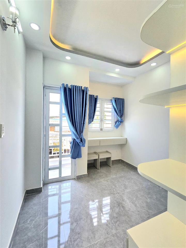 Nhà đẹp vào ở liền 1 lầu, gần phú mỹ hưng quận 7. đường huỳnh tấn phát