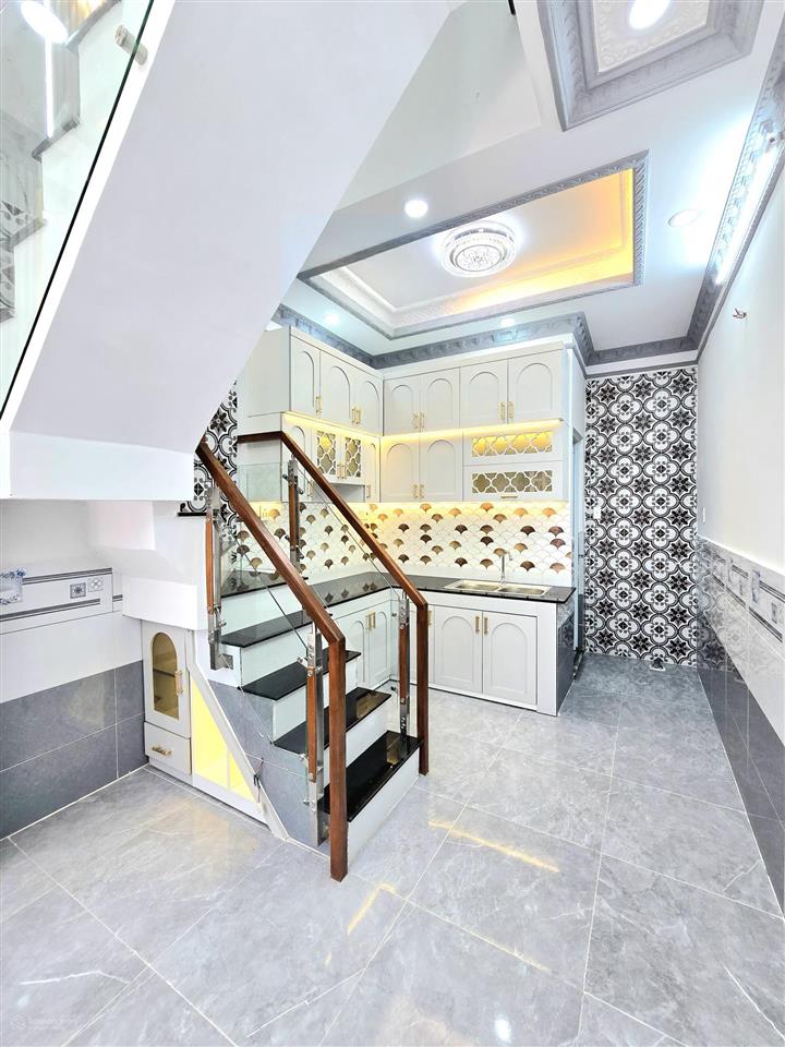Nhà đẹp vào ở liền 1 lầu, gần phú mỹ hưng quận 7. đường huỳnh tấn phát