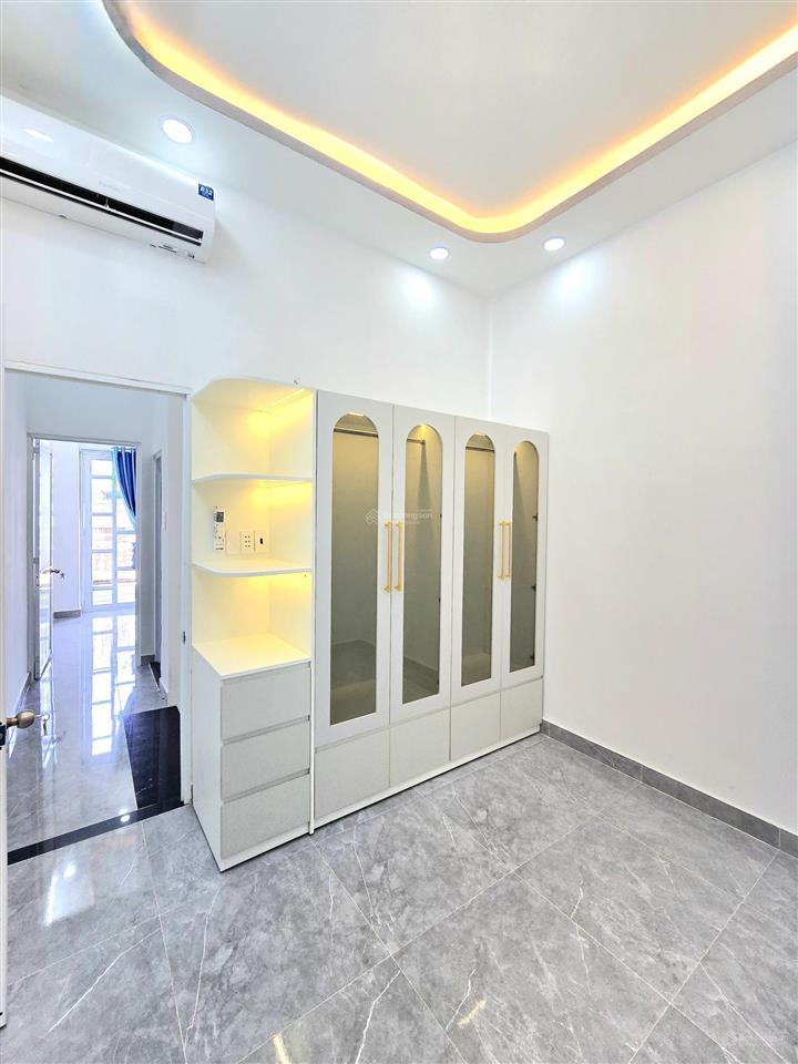 Nhà đẹp vào ở liền 1 lầu, gần phú mỹ hưng quận 7. đường huỳnh tấn phát