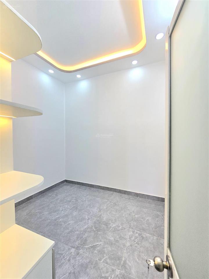 Nhà đẹp vào ở liền 1 lầu, gần phú mỹ hưng quận 7. đường huỳnh tấn phát