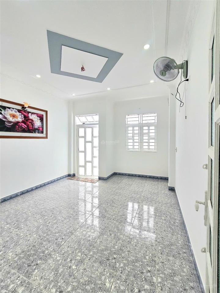Bán nhà giao giữ sổ hồng riêng  nhà to 4mx10m  giáp quận 7
