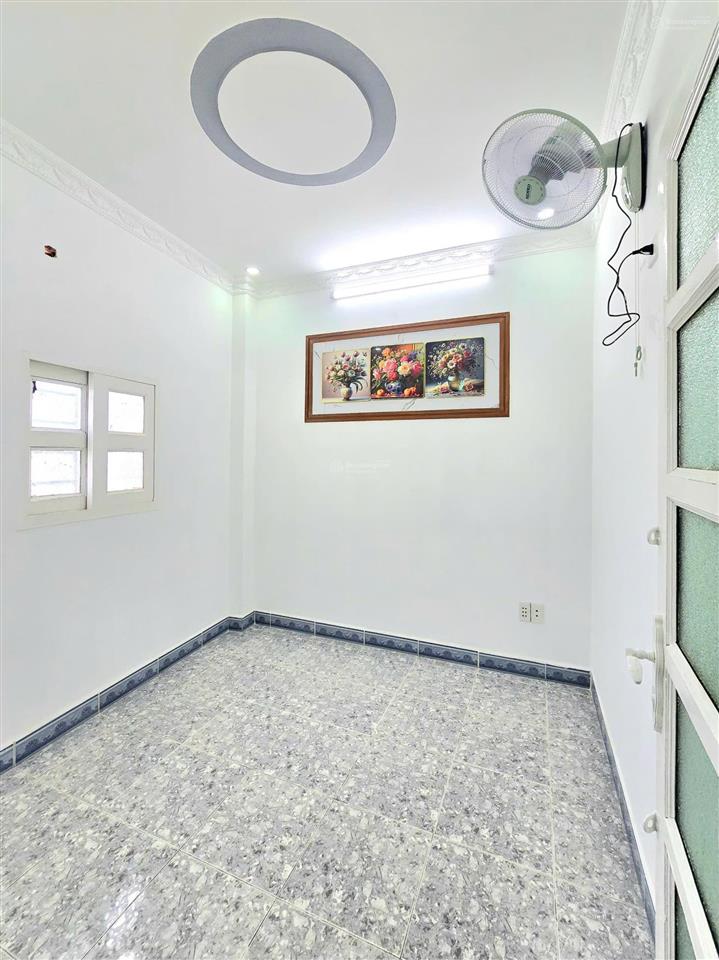 Bán nhà giao giữ sổ hồng riêng  nhà to 4mx10m  giáp quận 7