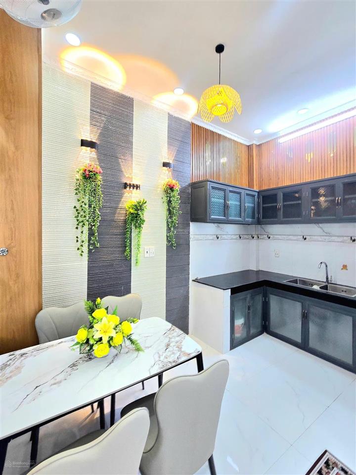 Bán nhà giao giữ sổ hồng riêng  nhà to 4mx10m  giáp quận 7