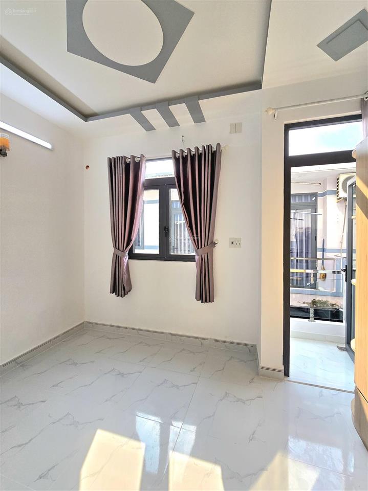 Nhà bán có sổ hồng 2 lầu. ngay đường huỳnh tấn phát