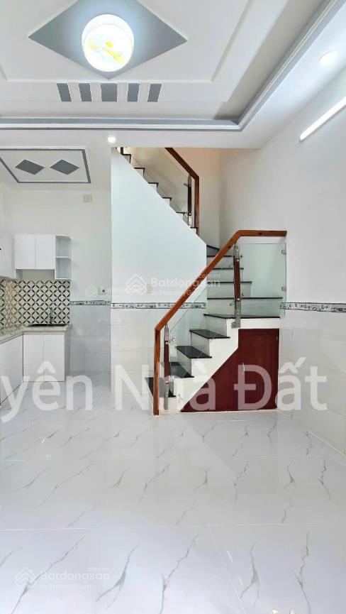 Nhà bán có sổ hồng 2 lầu. ngay đường huỳnh tấn phát