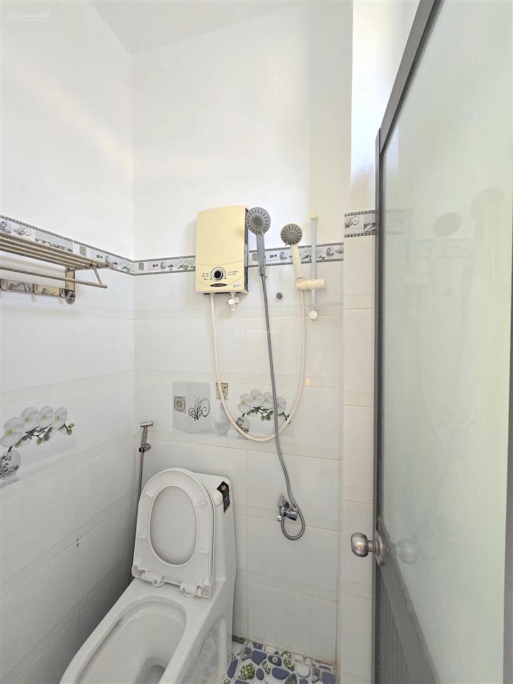 Nhà bán có sổ hồng 2 lầu. ngay đường huỳnh tấn phát