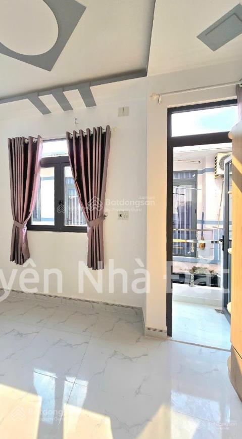 Nhà bán có sổ hồng 2 lầu. ngay đường huỳnh tấn phát