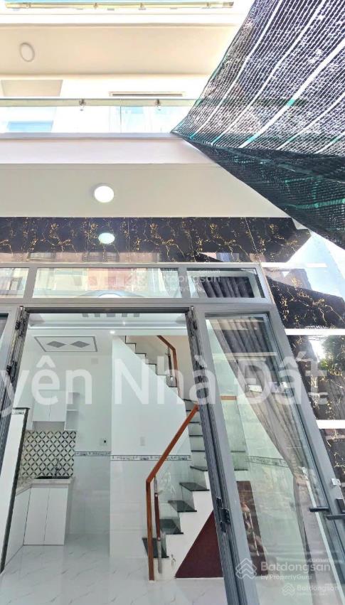 Nhà bán có sổ hồng 2 lầu. ngay đường huỳnh tấn phát