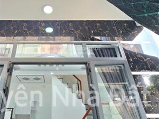 Nhà bán có sổ hồng 2 lầu. ngay đường huỳnh tấn phát