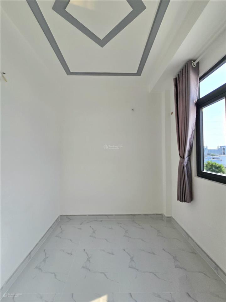 Nhà bán có sổ hồng 2 lầu. ngay đường huỳnh tấn phát