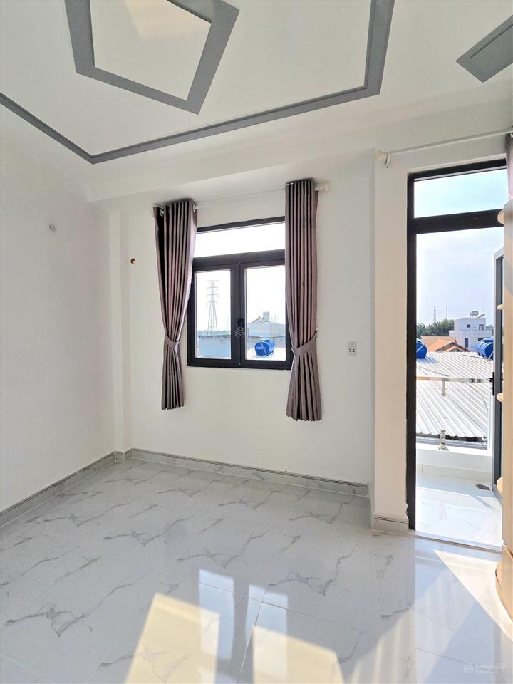 Nhà bán có sổ hồng 2 lầu. ngay đường huỳnh tấn phát