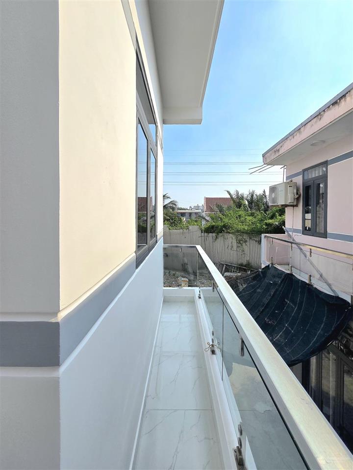 Nhà bán có sổ hồng 2 lầu. ngay đường huỳnh tấn phát