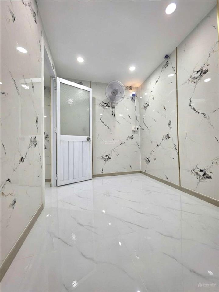 Bán nhà xe hơi tới gần nhà  giá công nhân