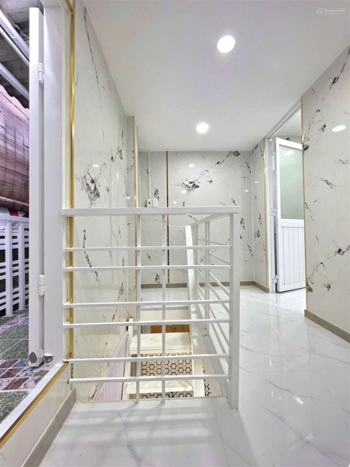 Bán nhà xe hơi tới gần nhà  giá công nhân
