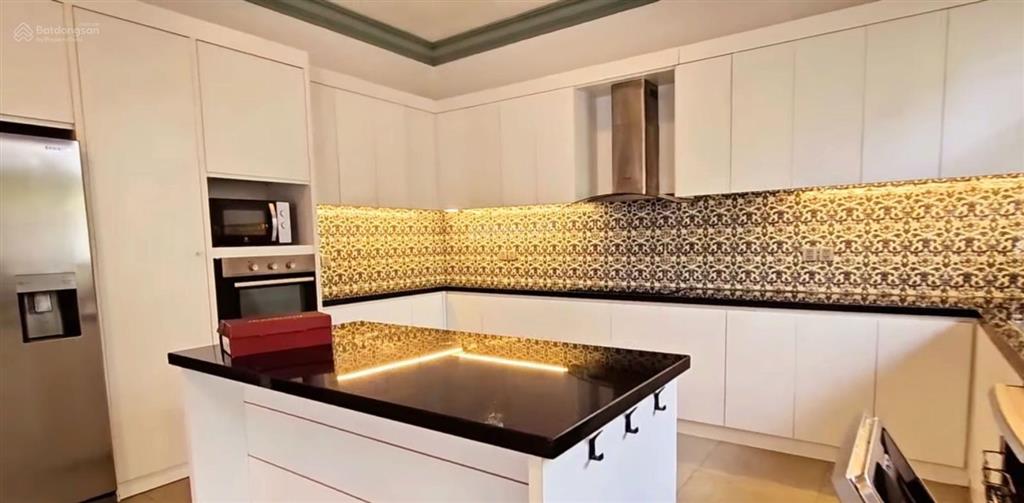 Biệt thự 820m2, 20x48, hồ bơi sân vườn, khu compound riêng tư cực kỳ an ninh, giá 175 tỷ tl