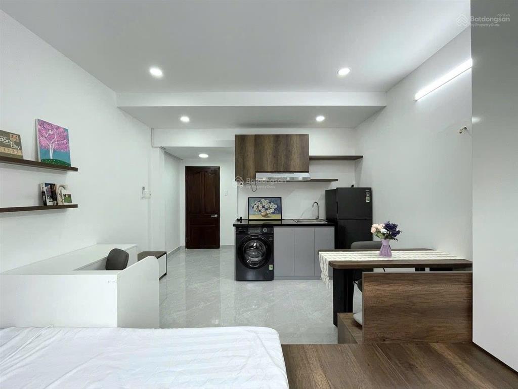 Phòng ban công  full nt, đh hoa sen (hsu) đh sư phạm khoa học tự nhiên nội thất mới 100%