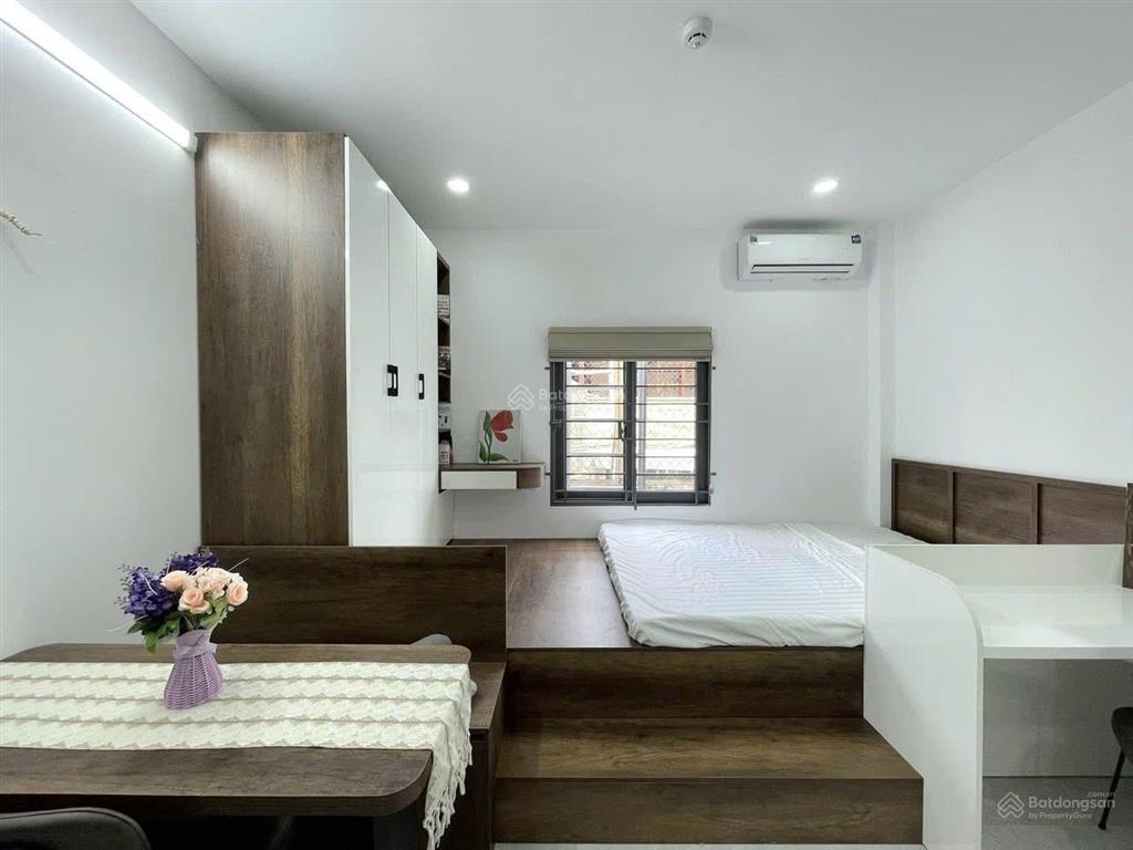 Phòng ban công  full nt, đh hoa sen (hsu) đh sư phạm khoa học tự nhiên nội thất mới 100%