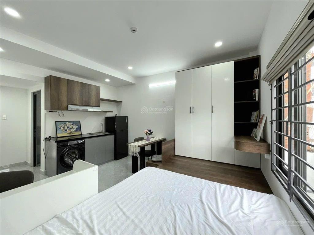 Phòng ban công  full nt, đh hoa sen (hsu) đh sư phạm khoa học tự nhiên nội thất mới 100%