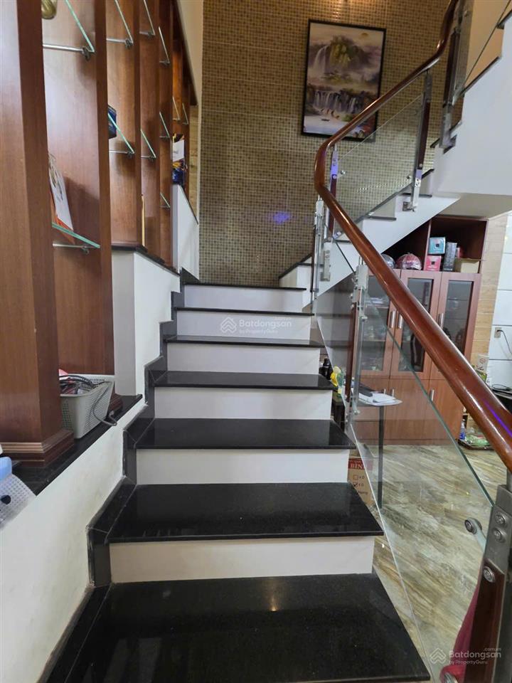 Gấp bán nhà 3 tầng  88m2  hxh  bình tân