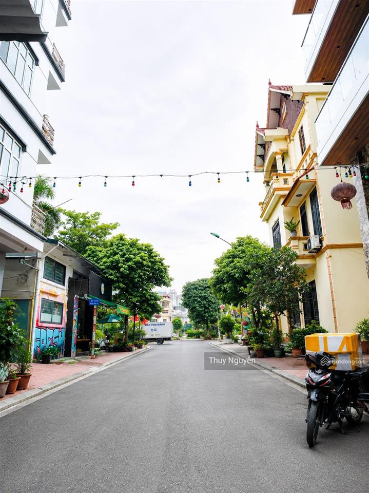 Bán tòa văn phòng tam trinh kinh doanh phân lô lô góc thang máy ô tô tránh view hồ