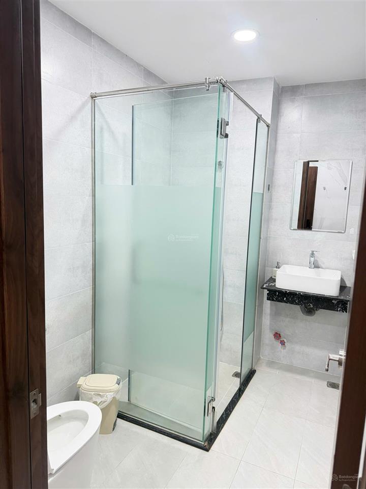 1pn  tách bếp  thang máy  cửa sổ lớn  full nội thất cao cấp  chỉ 1x tr/ tháng (bao phí dv).