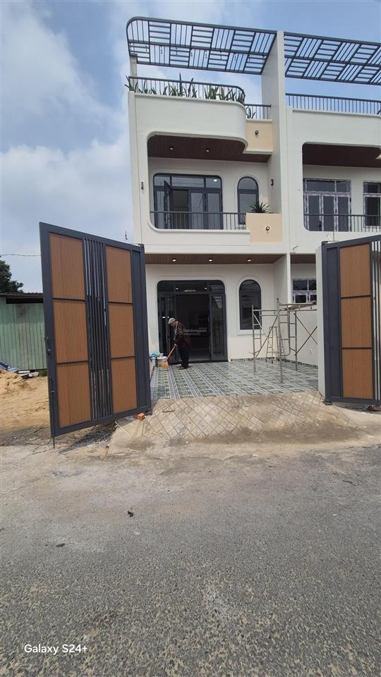 Cần bán căn nhà hiện đại 1 trệt 1 lầu 1 tum mặt tiền kinh doanh
