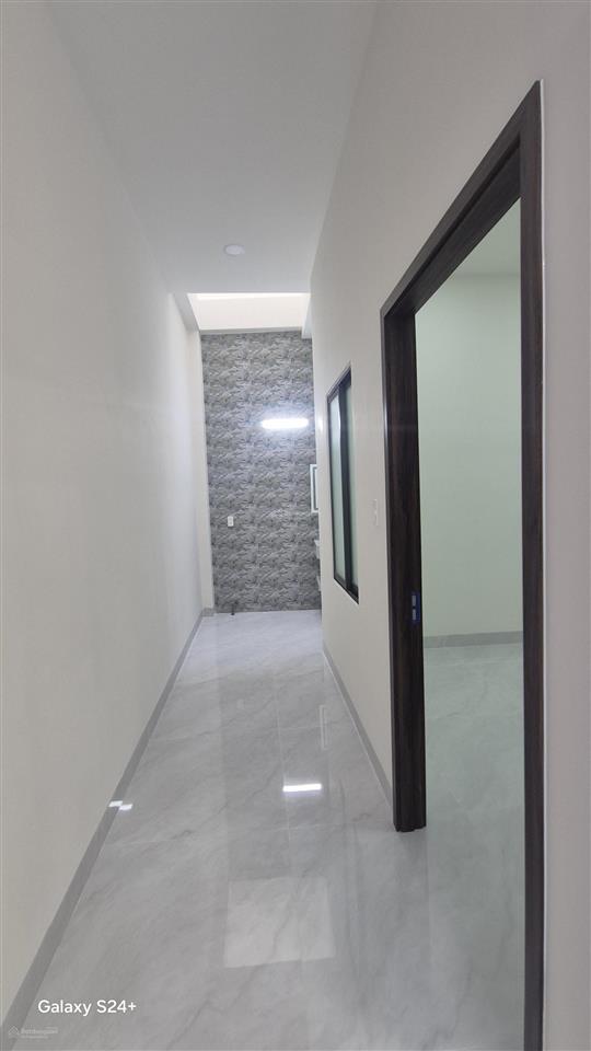 Cần bán căn nhà hiện đại 1 trệt 1 lầu 1 tum mặt tiền kinh doanh