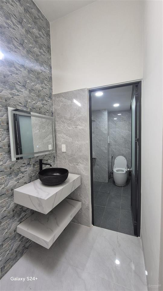 Cần bán căn nhà hiện đại 1 trệt 1 lầu 1 tum mặt tiền kinh doanh